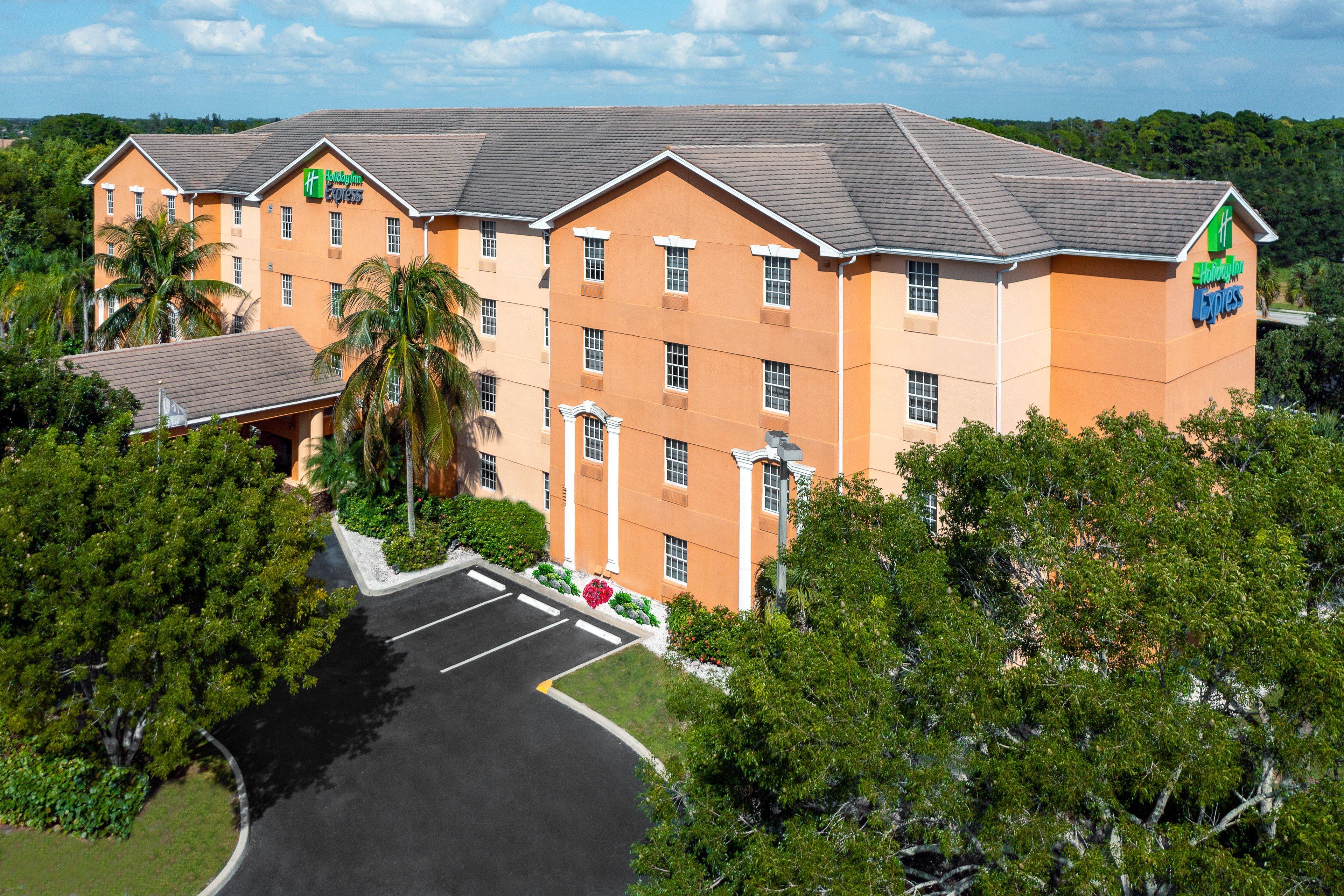 Holiday Inn Express Hotel & Suites Bonita Springs/Naples By Ihg Exterior photo