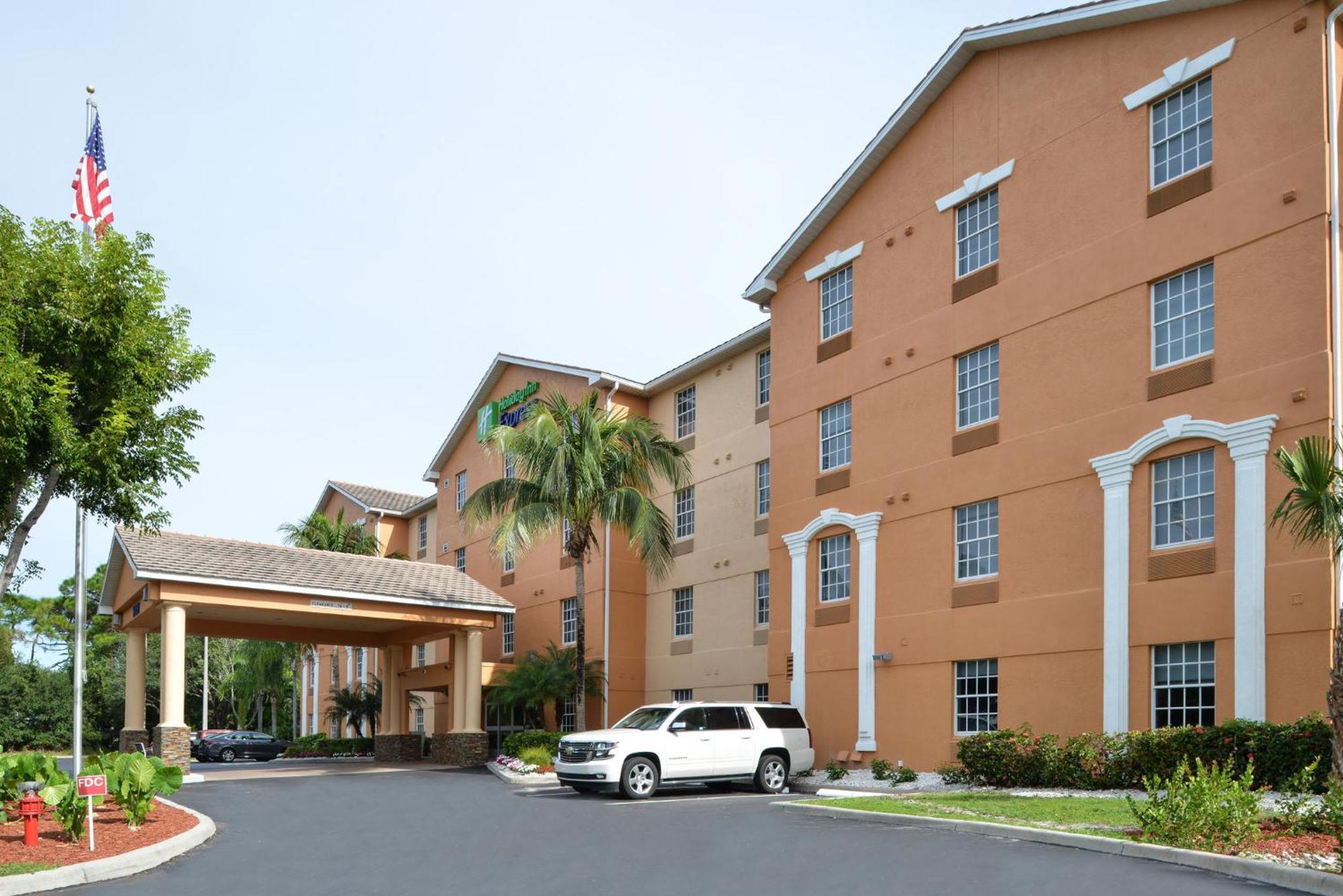 Holiday Inn Express Hotel & Suites Bonita Springs/Naples By Ihg Exterior photo